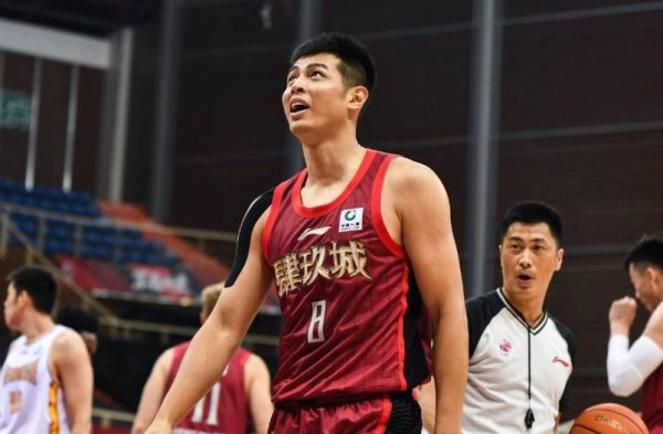 壹策略 媒体人：北京男篮今日出征前往东莞，丘天和邹雨宸确定缺阵